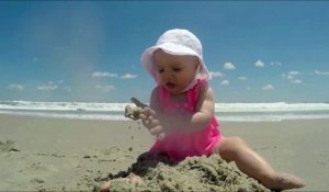 Un bébé surpris par une vague... La tête trop marrante