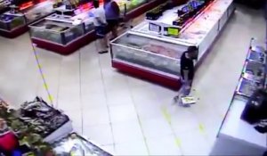 Un poisson se jette dans le charriot d’un client d’un supermarché en Russie