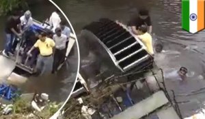 Homme par-dessus bord! Un bateau se renverse et projette le maire dans l'eau d'un égoût