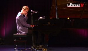 Tom Odell chante « Magnetised » pour Le Parisien