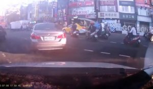 Un chauffard percute et renverse plusieurs scooters et prend la fuite