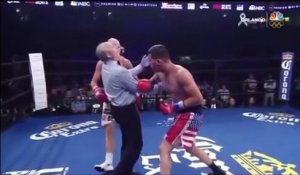un arbitre se prend un coup pendant un combat de boxe !
