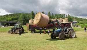 Action des laitiers de Dordogne, mercredi 13 juillet 2016, à l'entrée de Périgueux