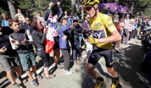 Tour de France 2016 : Christopher Froome chute et continue la course à pied, la vidéo insolite !