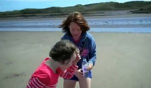 Ces enfants versent du sel dans un trou sur la plage... Ce qui en sort est surprenant !