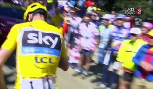 Chris Froome continue à pied son ascension du Mont Ventoux !