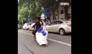 Une jeune mariée fait une grosse chute en scooter
