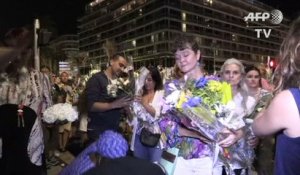 À Nice, une chaîne humaine déplace les marques d'hommage