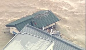Lors d’une inondation, un couple refuse d’abandonner leurs chiens dans sa maison !