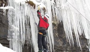 Il tente d'escalader une paroi glacée en train de dégeler : taré!