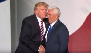 Le baiser manqué de Donald Trump à son colistier