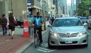 Un chauffeur de taxi renverse volontairement un cycliste