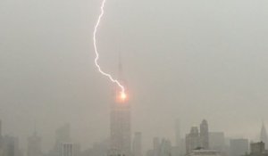 L'Empire State Building touché par la foudre