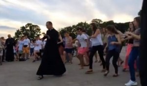 JMJ : un prêtre improvise une folle danse