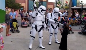 Un enfant déguisé en Kylo Ren se fait escorter par des Stormtroopers à Disney