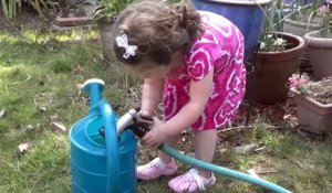 Une fillette découvre la pression de l'eau en voulant boire un coup