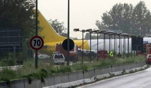 Italie: Un avion-cargo rate son atterissage sort de piste et se retrouve sur... l’autoroute - Regardez