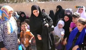 Des femmes syriennes brûlent leur burqa après avoir été libérées de Daesh