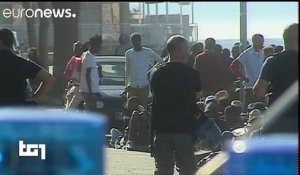 Des migrants franchissent la frontière de Menton