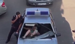Cette femme défonce le pare-brise d'une voiture de police