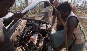 Les "Black As" réparent une voiture