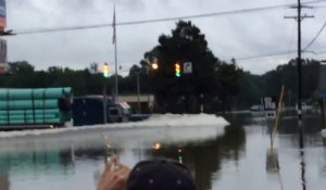 Un camion brave les inondations en Louisiane