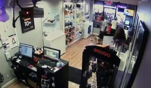 Des braqueurs se font enfermer dans un magasin de téléphones portables