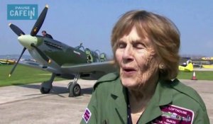 Cette mamie de 70 ans est toute heureuse de monter à bord d'un avion de chasse identique à celui qu'elle pilotait lors d