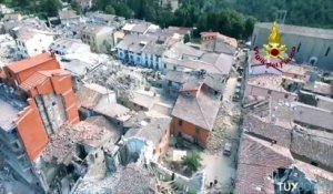 Images choc vues de drone après le séisme à Amatrice (Italie)