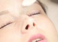 Beauté mode : Poser un mascara semi-permanent pour avoir des cils sublimes