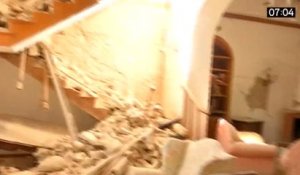 Des rescapés découvrent les dégâts du séisme dans leurs maisons
