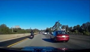 Sur l'autoroute ce motard perds le contrôle de sa moto qui va lui passer par dessus la tête !