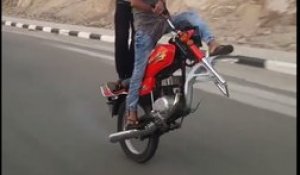 Belle démo de stunt moto sans roue avant !