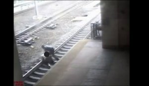 Le train arrive, un policier sauve un homme couché sur les rails