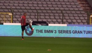 Thierry Henry taquine la balle avant l'entraînement des Diables Rouges
