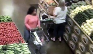 Cette femme vole dans un sac à une autre cliente au rayon fruits et légumes