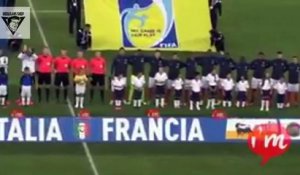 Le gardien Italien Buffon applaudit pendant l'hymne français et fait taire les supporters italien qui sifflaient!