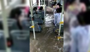 L'inondation d'un bus en Inde