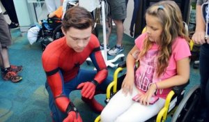 Tom Holland visite un hopital d'enfants habillé en Spiderman !