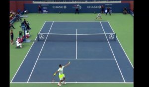 Ce ramasseur de balles la prend dans l'entre jambe à 200km/h à l'US Open de Tennis