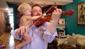 Duo adorable : ce papa joue du violon avec son bébé dans les bras
