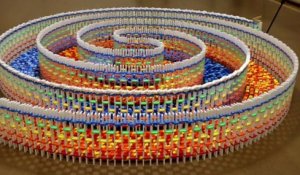 La chute de cette triple spirale de 15 000 dominos est hypnotisante