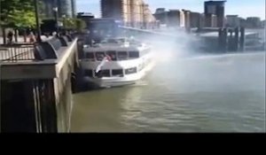 Impressionnant accident d'un bateau de croisière à Londres.