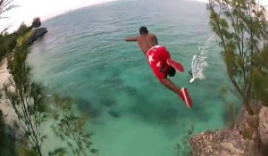 Il saute d'une falaise au moment où un windsurfer passe !