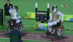 Escrime en fauteuil roulant (H - fleuret) : Maxime Valet décroche la médaille de bronze.