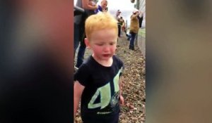 L'incroyable réaction de joie d'un garçon lors d'une course de moto !