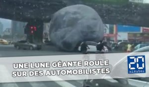 Une lune gonflable géante roule sur des automobilistes en Chine