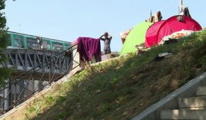 Migrants: à Paris, un campement grossit dans le fracas du métro