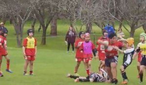 Un enfant joue au rugby et renverse tout le monde sur son passage.