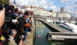 Michaël Youn nage dans le Vieux Port de La Rochelle